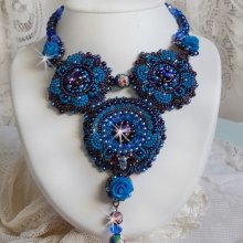 Collier plastron Roses Bleues Royales avec des cristaux de Swarovski et des rocailles